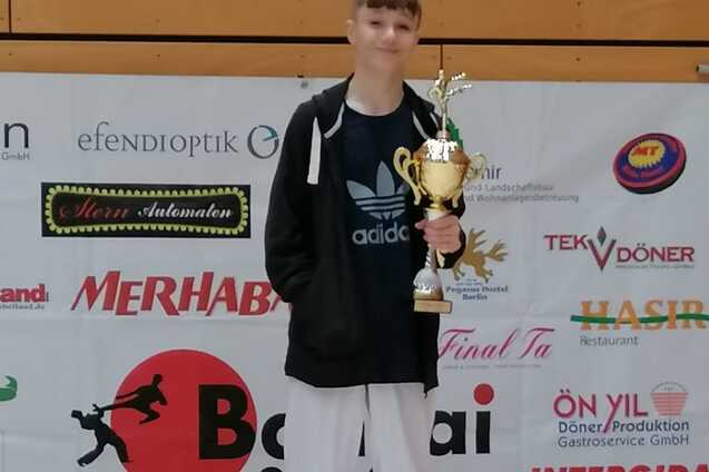 Corre Ahnsehl wird als Sieger geehrt, steht auf dem Siegerpodest