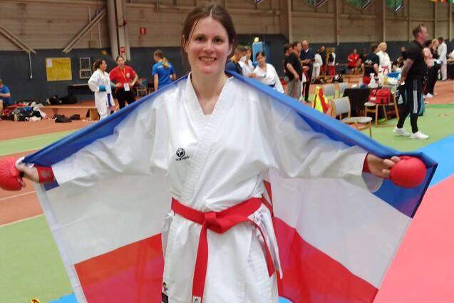 Annika Schl&uuml;ter h&auml;lt blau-wei&szlig;-rote Flagge hinter ihrem R&uuml;cken