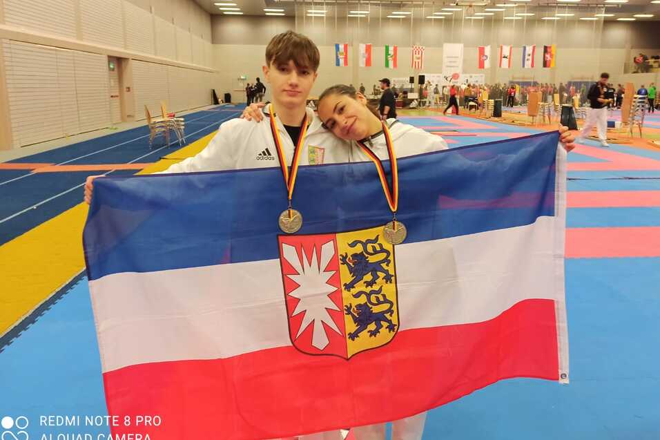 Deutsche Meisterschaften Karatekämpfer halten Schleswig-Holsteinische Flagge