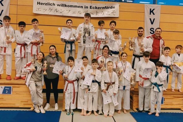 Karate Gruppenbild Wettkampf in Eckernf&ouml;rde