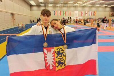 Karatek&auml;mpfer halten Schleswig-Holsteinische Flagge