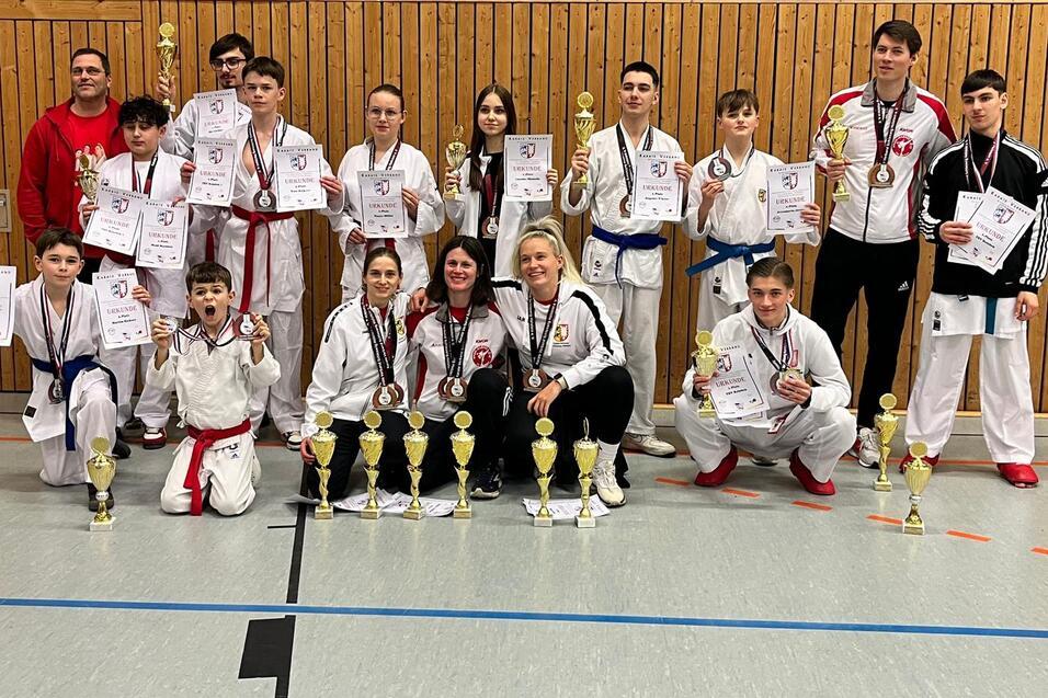 Gruppenfoto von den Landesmeisterschaften Karate Gruppenfoto von den Landesmeisterschaften