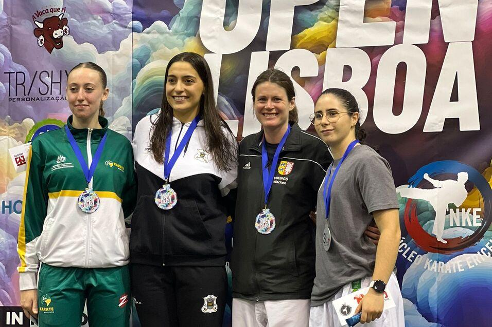 Annika in Lissabon Siegerfoto der Karatekas in Lissabon vor buntem Hintergrund