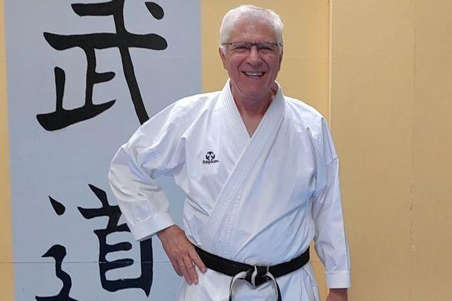 Hartmut Stieger Fleischer steht im Karate-Dojo