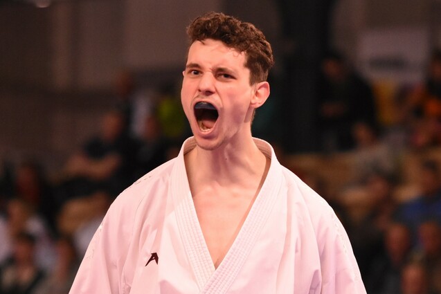 Karatekämpfer jubelt