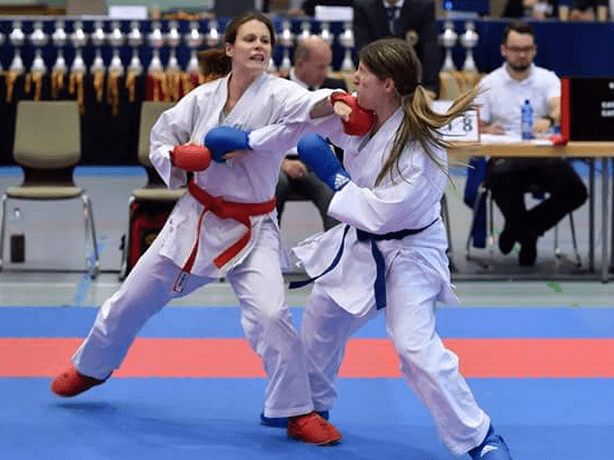 Karateka in Action Annika kämpft im Karatekampf
