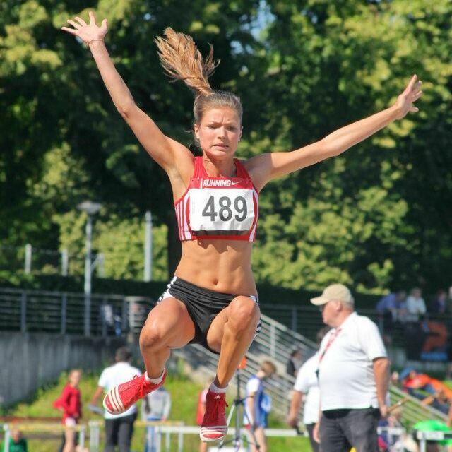 Leonie beim Weitsprung Leichtathletin nach dem Absprung beim Weitsprung