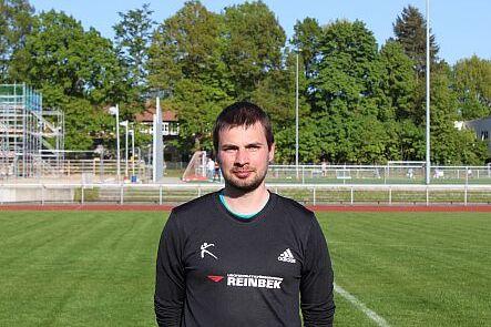 Lasse Zeuch auf dem Rasen der Leichtathletikanlage.