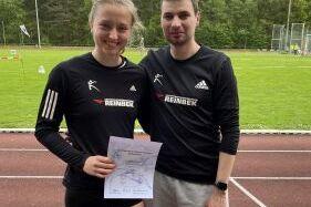 Lena Kerkloh mit Trainer Lasse Zeuch bei den norddeutschen Meisterschaften im Siebenkampf auf der Laufbahn mit Urkunde.