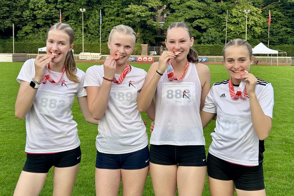 Erfolgreiche Leichtathletinnen 4 Leichtatletinnen präsentieren ihre Medaille