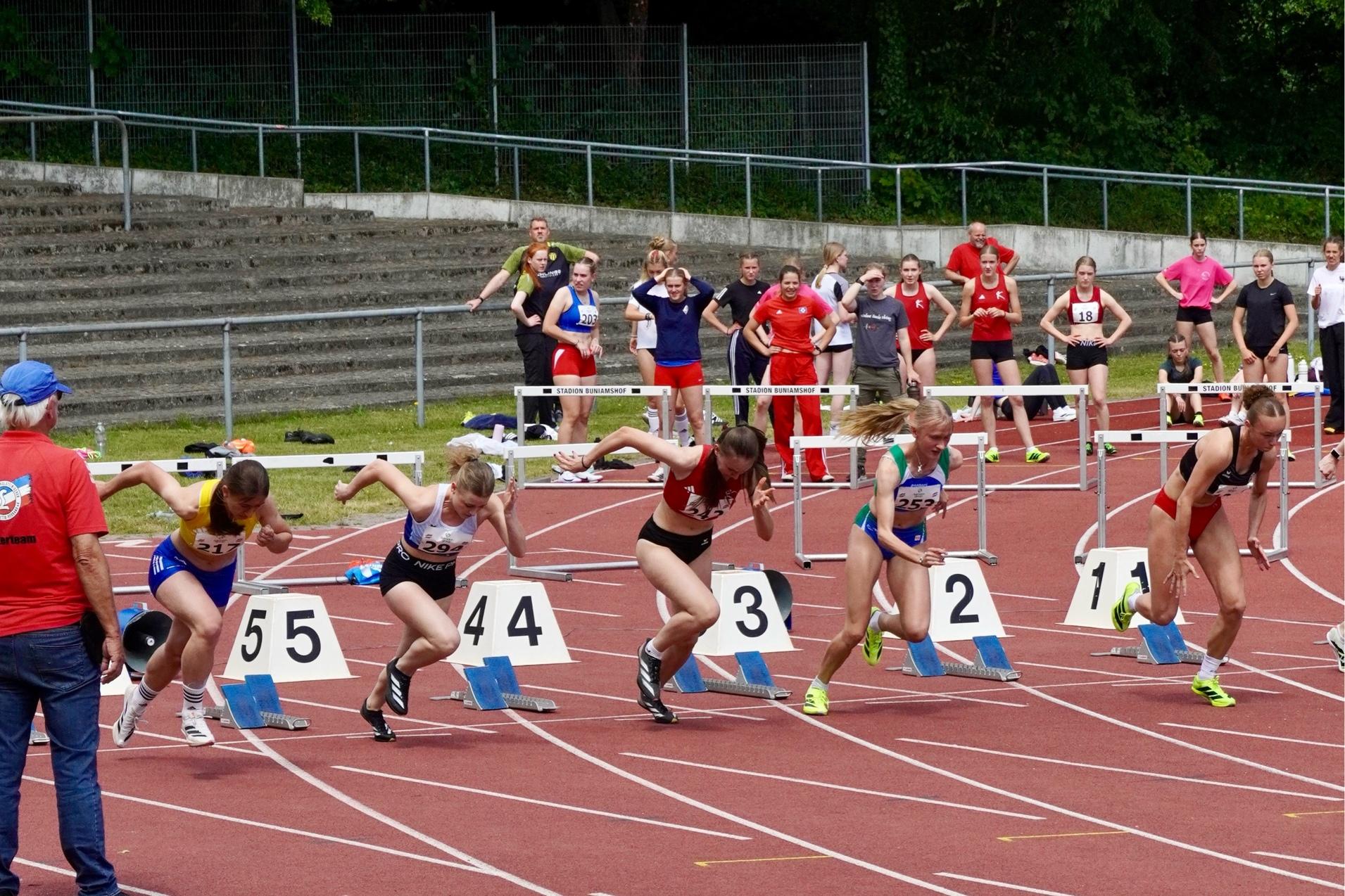Landesmeisterschaften der Leichtathletik Läuferinnen starten Wettrennen auf der Laufbahn