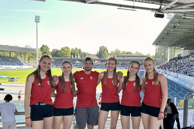 Leichtathletinnen posieren f&uuml;r ein Gruppenfoto im Stadion