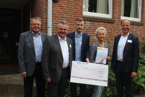 Reha Post Covid Gruppe mit kleinem Stern in Bronze ausgezeichnet Gruppenbild von förmlich gekleidete Personengruppe hält Auszeichnung in die Kamera