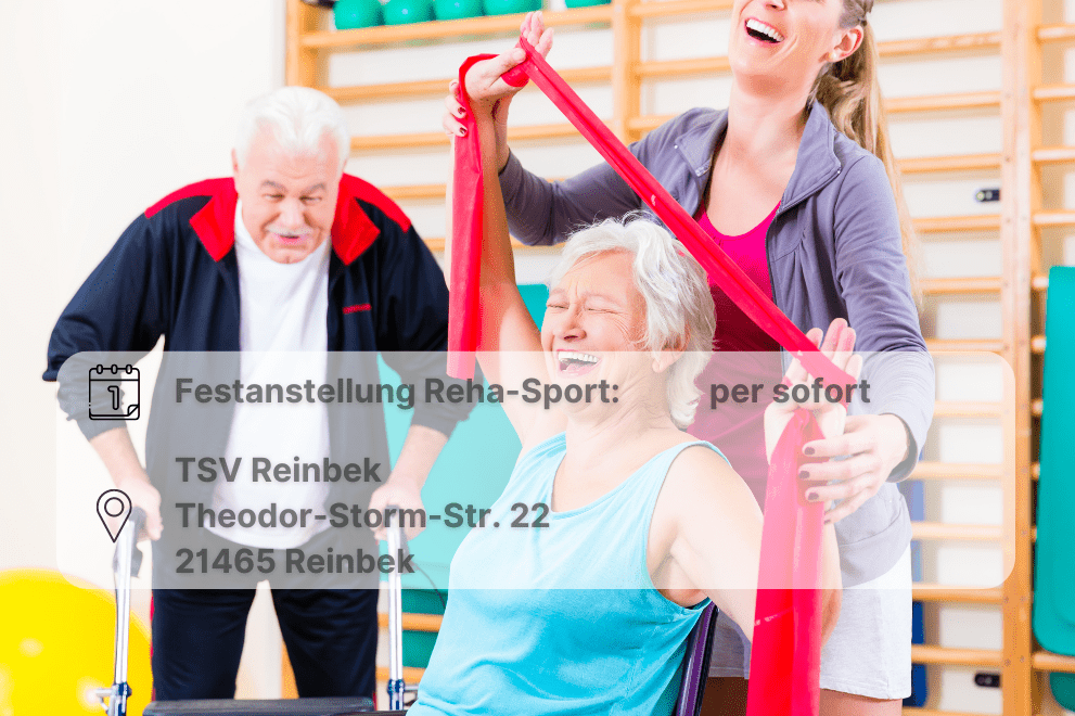Stellenanzeige Rehabilitation Frau auf einem Stuhl streckt Widerstandsband in die Höhe. Dame hinter ihr stehend hilft dabei. Ebenfalls auf dem Bild: Senior geht mit einem Rollator inklsive Orts- und Datumsangabe.