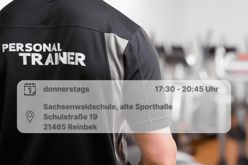 Rücken von Trainer, der ein T-Shirt trägt mit der Aufschrift "Personal Trainer". Enthält Orts- und Datumsangabe