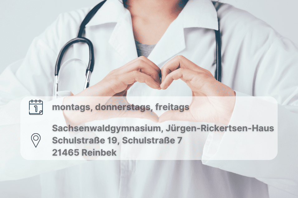 Ärztin bildet Herzform mit ihren Händen. Inklusive