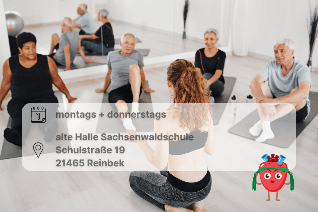 Herzsport in der TSV Reinbek Vier Menschen sitzen im Halbkreis auf ihren Gymnastikmatten und hören die Anweisungen der auf Knien sitzenden Trainerin. Enthält ein Herzemoji sowie Tag und Ortsangaben.