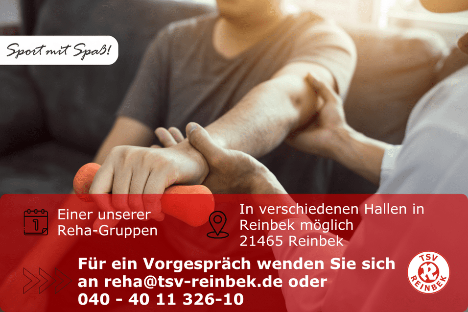 Rehabilitationssport Mann hält Hantel mit ausgestrecktem Arm fest. Der Arm wird von einer anderen Person festgehalten