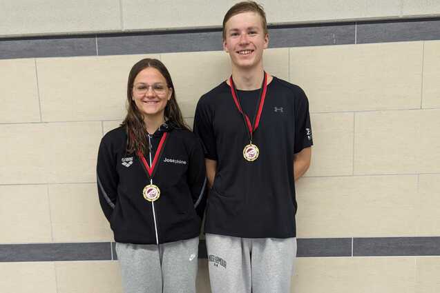 Zwei SchwimmerInnen stehen nebeneinander mit Medaillen um den Hals.