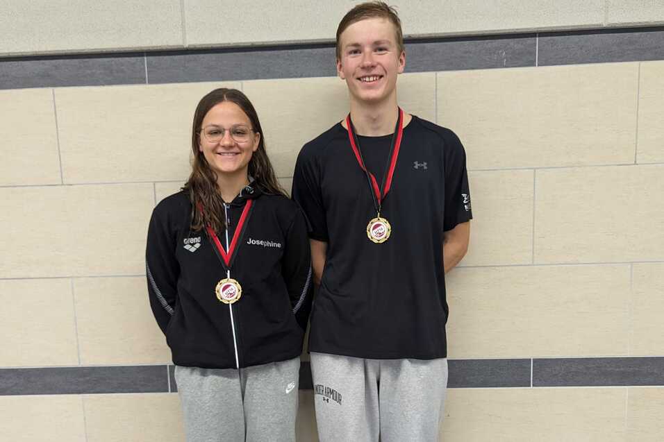 Gold Miles & Medley Cup Zwei SchwimmerInnen stehen nebeneinander mit Medaillen um den Hals.