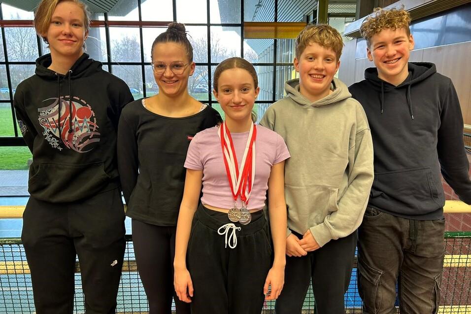 Neptun Schwimmfest in Kiel Fünf SchwimmerInnen stehen nebeneinander, eine hat Medaillen um den Hals.