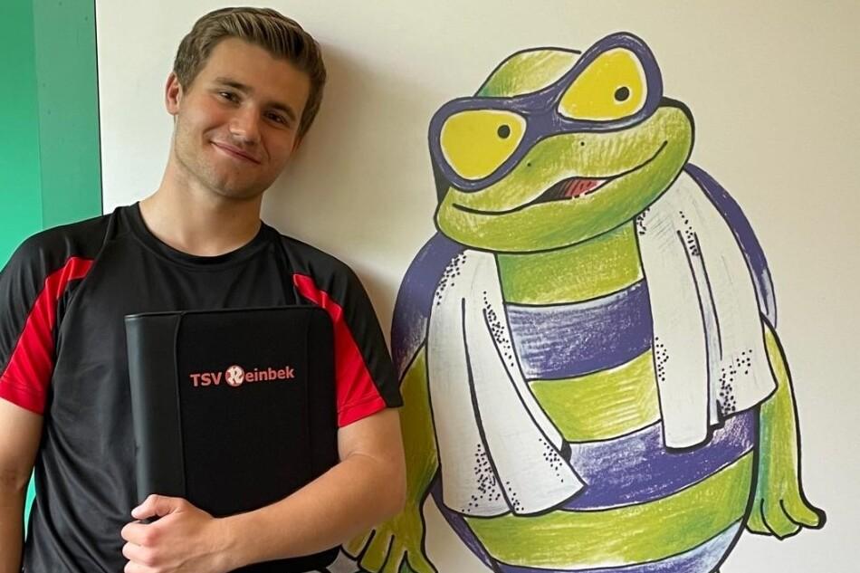 Porträt Luis Kurpjuhn Porträt von Luis Kurpjuhn neben dem an die Wand gemalten Frosch des Freizeitbades Reinbek.