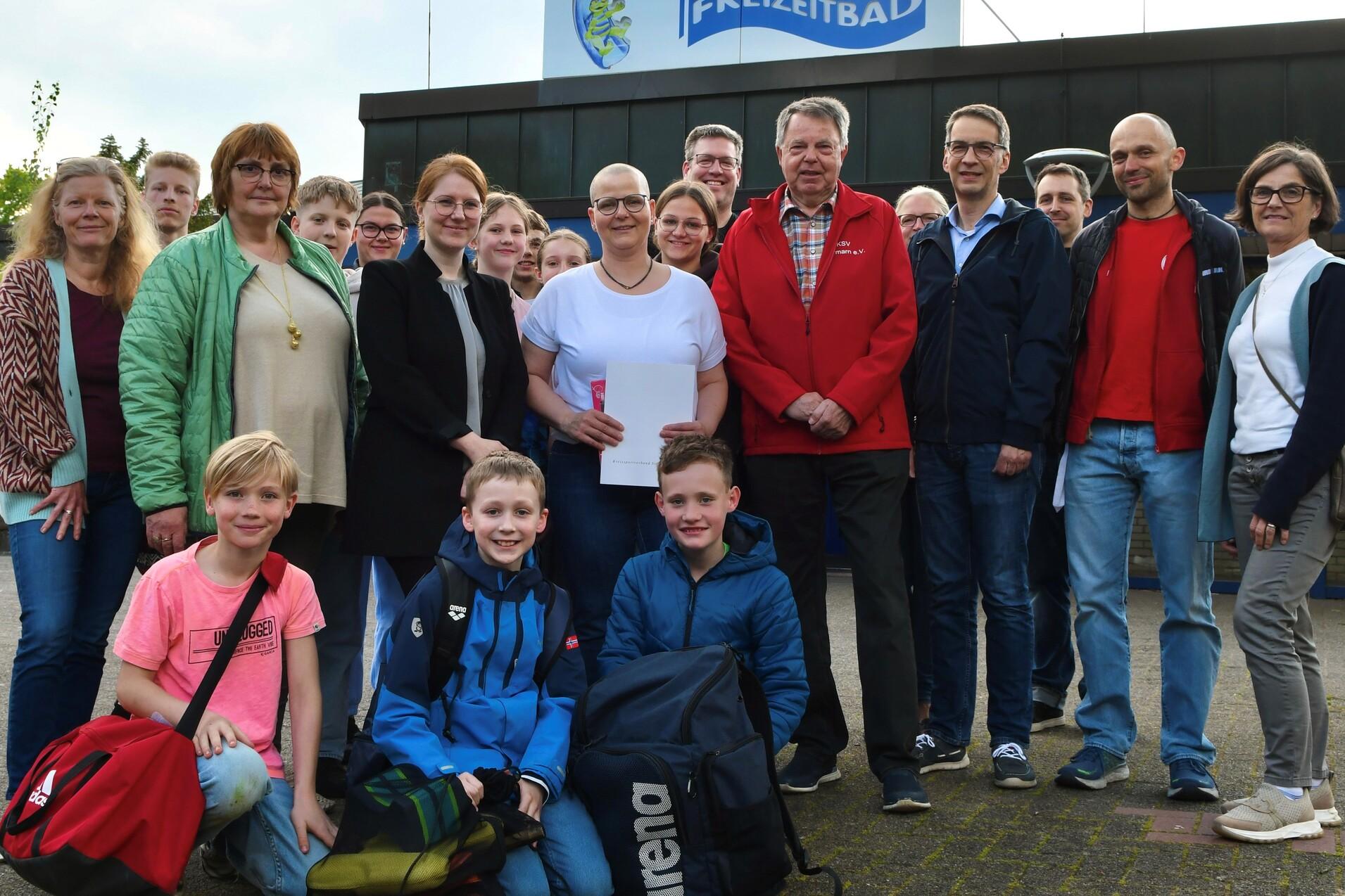 Katja Mahnecke moin!Vereinsheldin Gruppenbild vor dem Eingang des Freizeitbades Reinbek.
