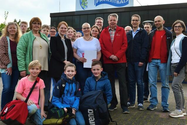 Gruppenbild vor dem Eingang des Freizeitbades Reinbek.