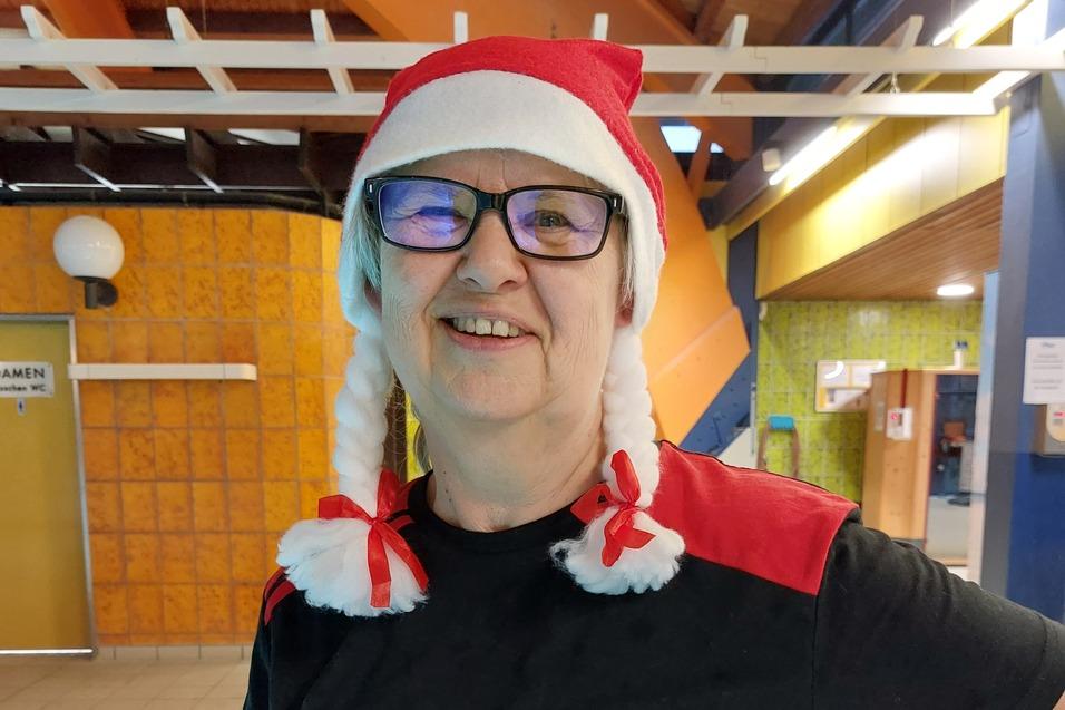 Astrid Kretschmer mit Weihnachtsmütze Astrid Kretschmer mit Weihnachtsmütze neben dem Schwimmbecken.
