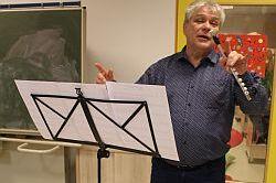 Armin Werner dirigiert stehend hinter seinem Notenpult.