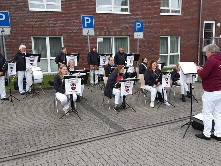 Spielmannszug Spielmannszug spielt vor Altenheim