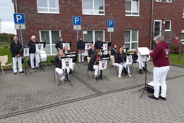 Spielmannszug spielt vor Altenheim
