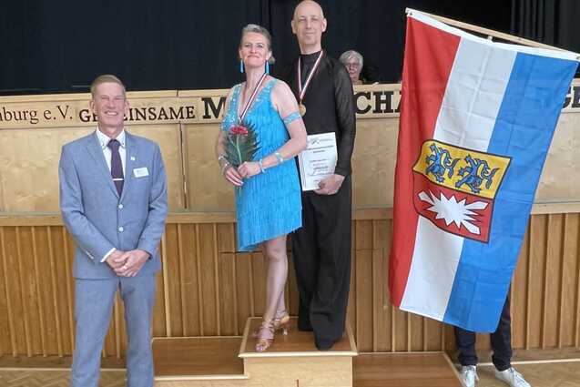 Tanzpaar Schuldt auf dem Siegerpodest