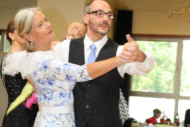 Bernd Dockwarder und Christine Lagod tanzen beim Reinbeker Tanzturnier