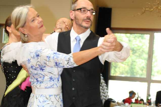 Bernd Dockwarder und Christine Lagod tanzen beim Reinbeker Tanzturnier