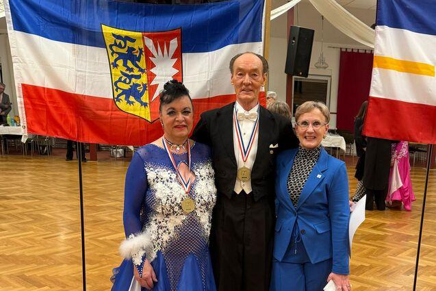 Siegerfoto von Ehepaar Hagemeister. Mit dabei: Birgit Bendel Otto