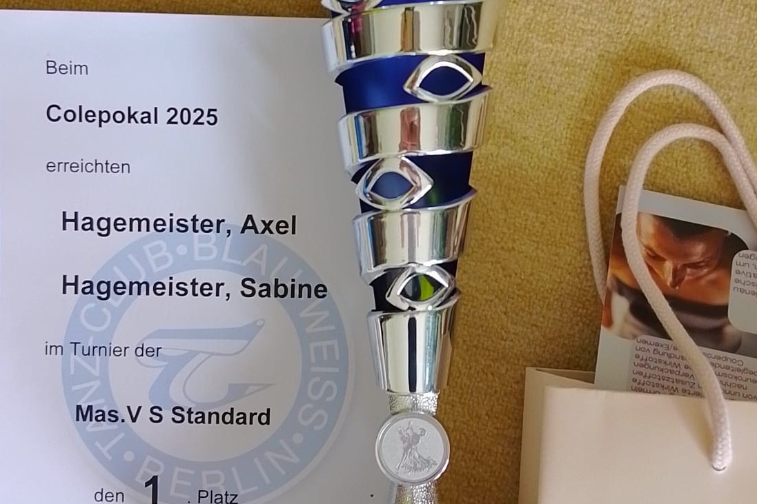 Urkunde und Cole-Pokal