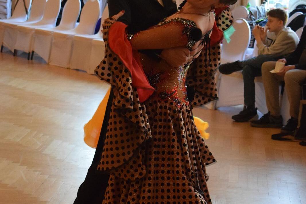 Ehepaar Schuldt beim Hamburger Tanzfestival Das Ehepaar Schuldt bewegt sich im Paartanz über das Parkett und blickt in Richtung des Betrachters