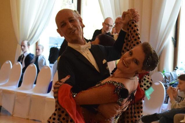 Das Ehepaar Schuldt bewegt sich im Paartanz &uuml;ber das Parkett und blickt in Richtung des Betrachters