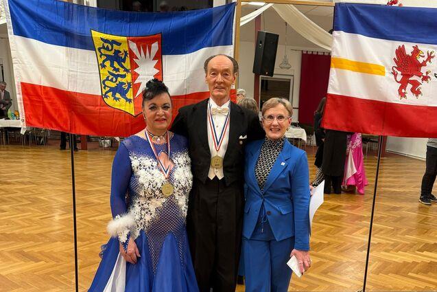 Siegerfoto von Ehepaar Hagemeister. Mit dabei: Birgit Bendel Otto