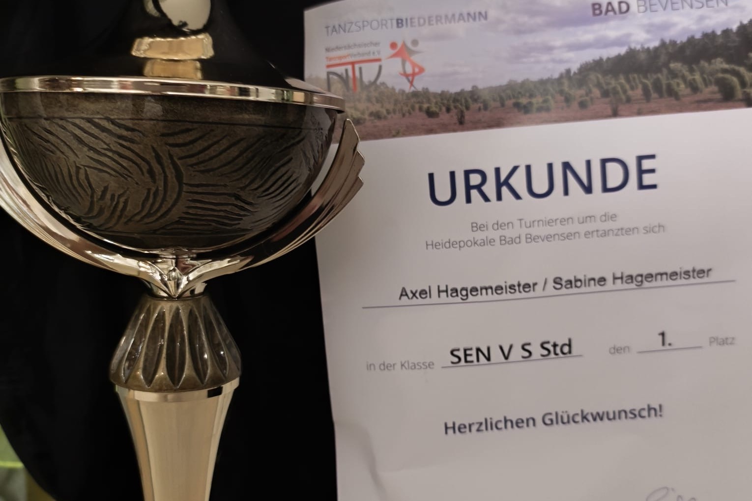 Abgebildet sind der Heidepokal und die Urkunde, die Ehepaar Hagemeister ertanzt haben.