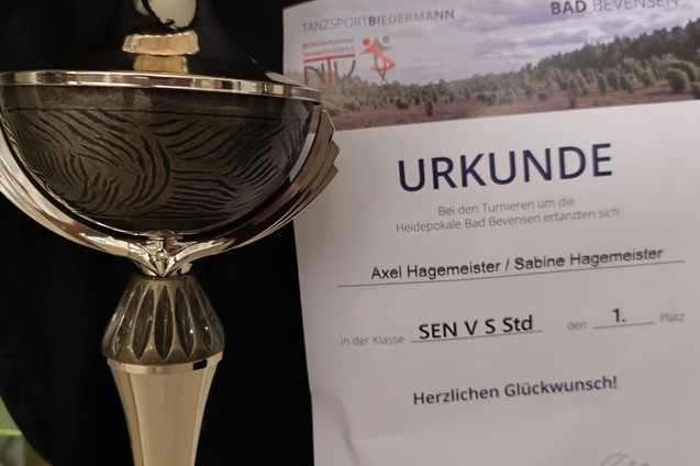 Abgebildet sind der Heidepokal und die Urkunde, die Ehepaar Hagemeister ertanzt haben.