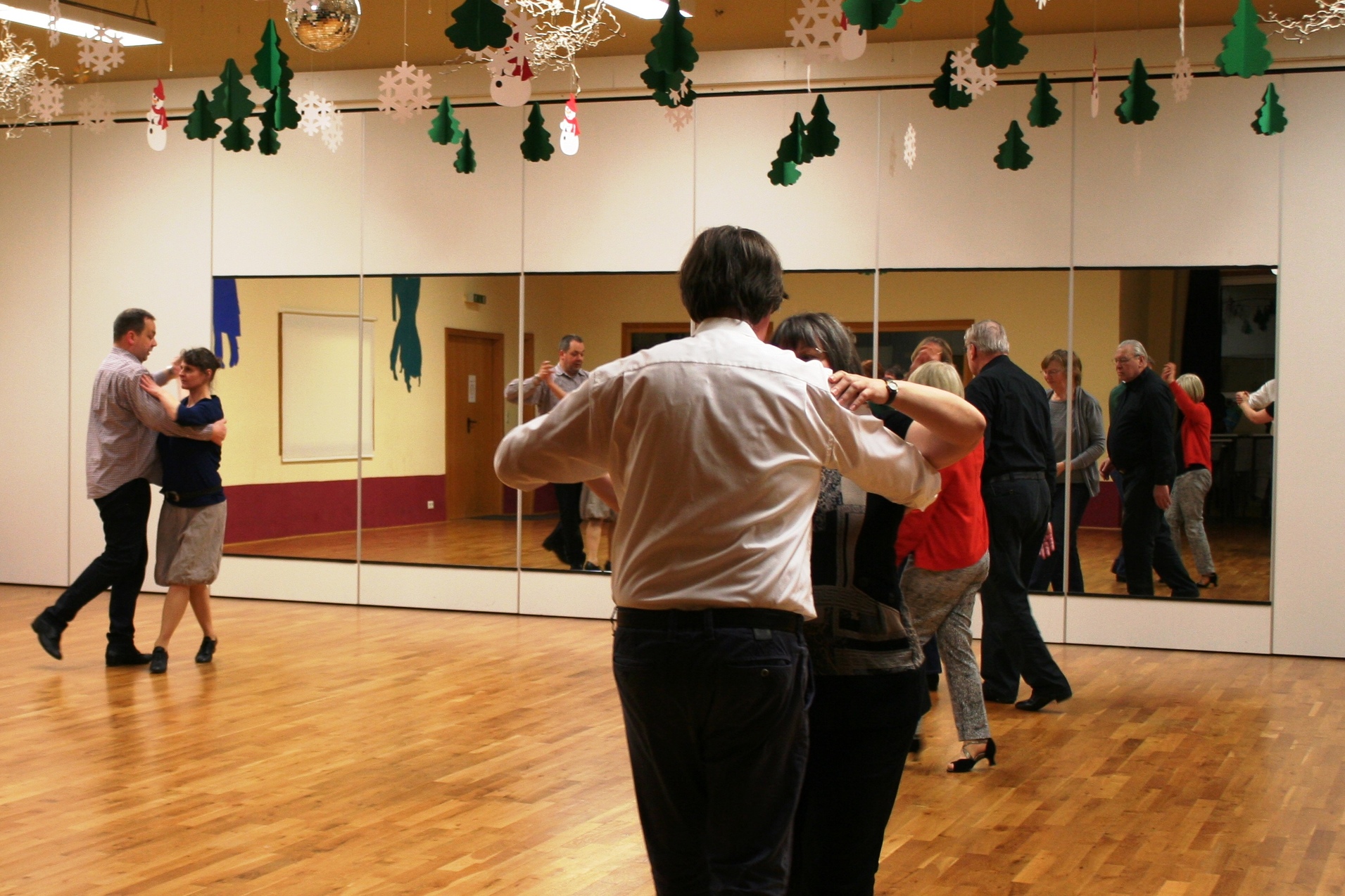 Tanzpaare üben im Saal Schrittfolge ein