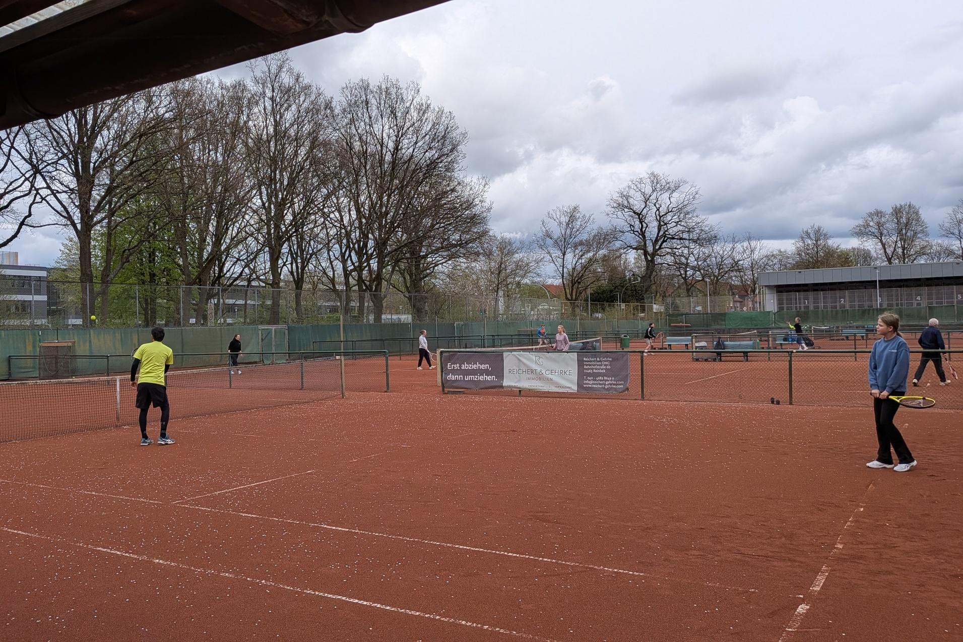 Mehrere Tennisspieler und Tennispl&auml;tze