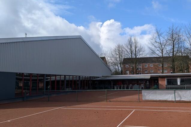 Tennisplatz und Halle