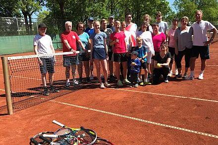 Kuddelmuddelturnier Mannschaftsbild Kuddelmuddelturnier am Tennisnetz auf dem Platz.