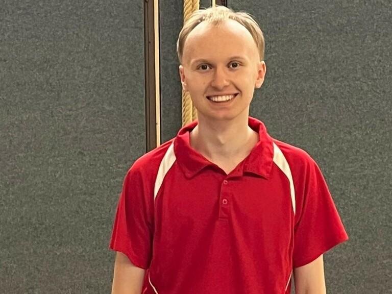 Porträt von Louis Tank an einer Tischtennisplatte.