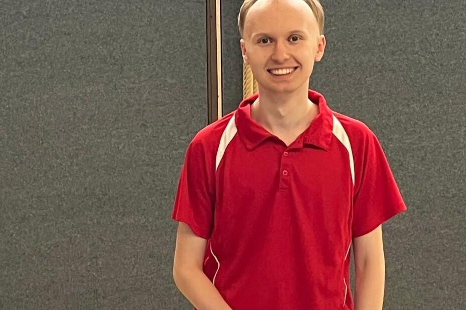 Porträt von Louis Tank an einer Tischtennisplatte.