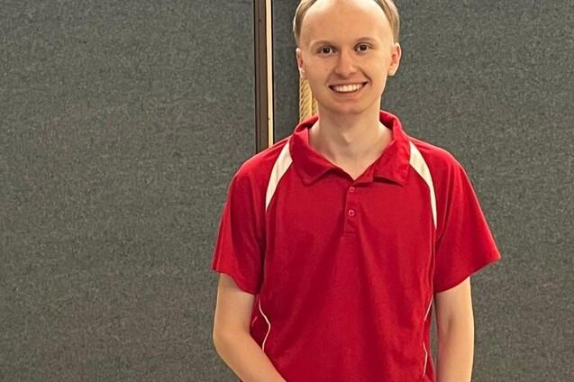 Porträt von Louis Tank an einer Tischtennisplatte.