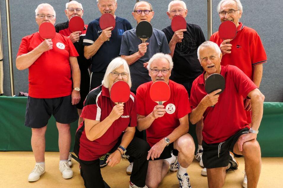 Gruppenbild Tischtennis Senioren mit Schlägern in der Hand.